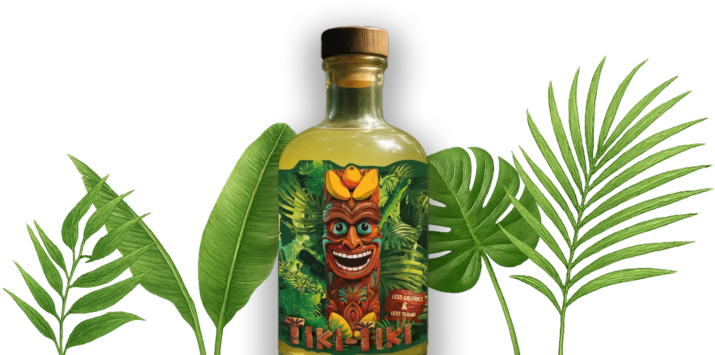 Fles Tiki-Tiki Spirit tussen tropische bladeren